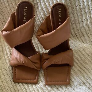 Brand new Alohas heels